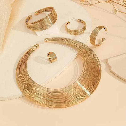 Opvallende gouden sieradenset – inclusief ringen, ketting, oorbellen en armband met uniek ontwerp