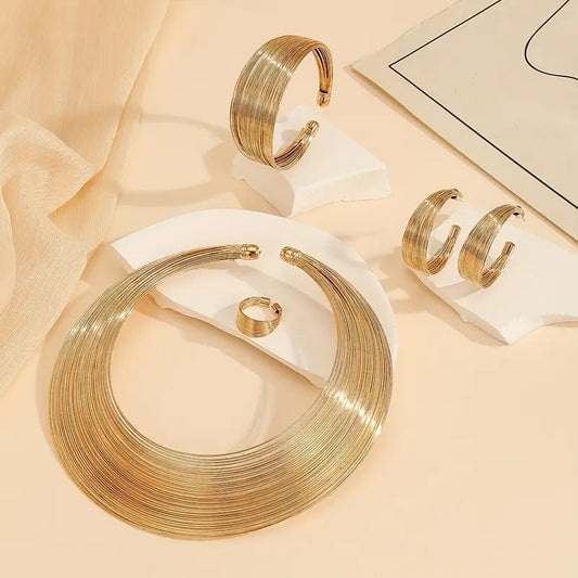 Opvallende gouden sieradenset – inclusief ringen, ketting, oorbellen en armband met uniek ontwerp